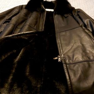 Ladies leather coat with fur lining. Fur collar.